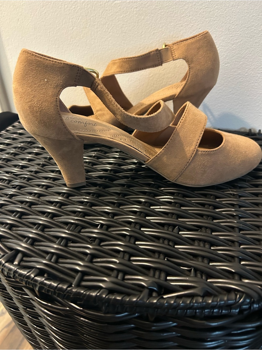dexflex comfort Tan Suede Mary Jane Heels